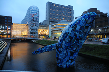 839149 Afbeelding van het kunstwerk Skyscraper, een walvis van plastic zwerfafval uit de oceaan bij Hawaï, in de ...